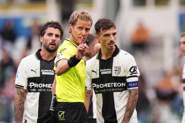 Referee Daniele Chiffi shouts instructions to players during the Serie A soccer match between Parma and Como at Ennio Tardini Stadium in Parma, North Italy, Saturday, October 25, 2025. Soccer  Copyright: xMassimoxPaolone LaPressex