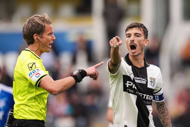 Referee Daniele Chiffi shouts instructions to Parma s Enrico Del Prato during the Serie A soccer match between Parma and Como at Ennio Tardini Stadium in Parma, North Italy, Saturday, October 25, 2025. Soccer  Copyright: xMassimoxPaolone LaPressex