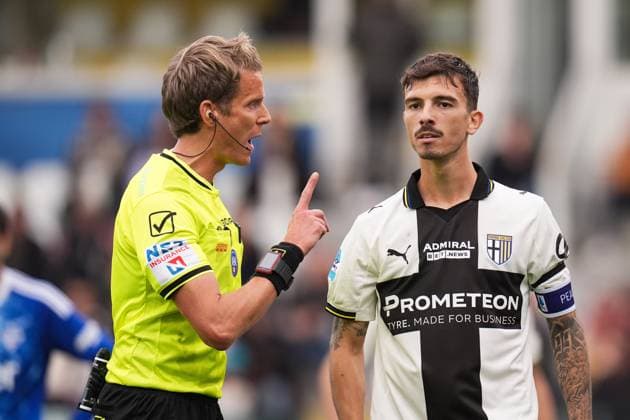 Referee Daniele Chiffi shouts instructions to Parma s Enrico Del Prato during the Serie A soccer match between Parma and Como at Ennio Tardini Stadium in Parma, North Italy, Saturday, October 25, 2025. Soccer  Copyright: xMassimoxPaolone LaPressex