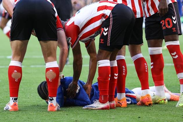 Chelsea gegen Sunderland 25. Oktober 2025, London Premier League Fußball Chelsea gegen Sunderland Sunderland-Spieler versuchen, Joao Pedro von Chelsea aufzufangen, als er zu Boden springt Foto Jacques Feeney Offside London UK  Copyright: xJacquesxFeeneyx xOffsidexOffside