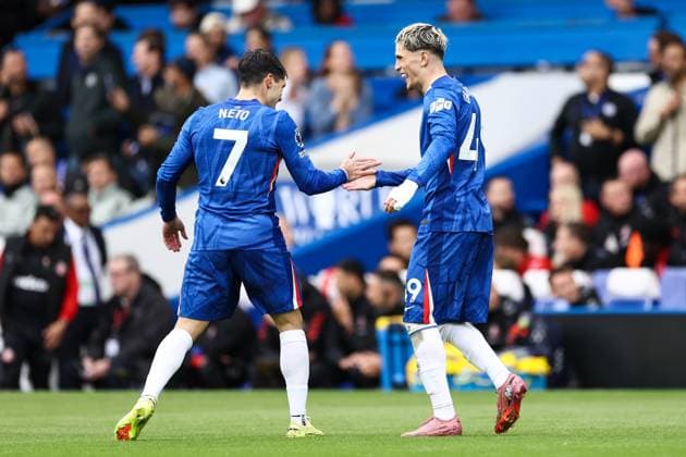 Chelsea gegen Sunderland 25. Oktober 2025, London Premier League Fußball Chelsea gegen Sunderland Alejandro Garnacho von Chelsea feiert sein erstes Tor mit Pedro Neto von Chelsea Foto Jacques Feeney Abseits London UK  Copyright: xJacquesxFeeneyx xOffsidexOffside