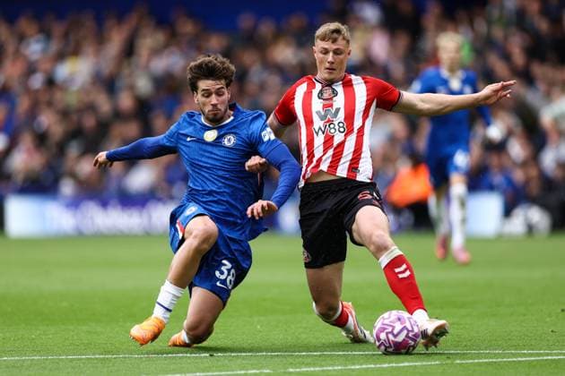 Chelsea gegen Sunderland 25. Oktober 2025, London Premier League Fußball Chelsea gegen Sunderland Marc Guiu von Chelsea und Daniel Ballard von Sunderland Foto Jacques Feeney Abseits London UK  Copyright: xJacquesxFeeneyx xOffsidexOffside