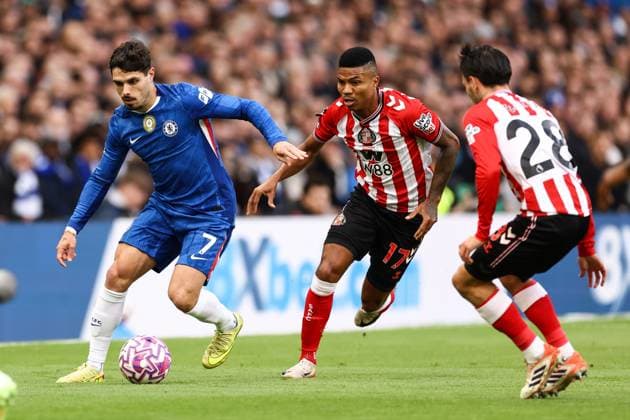 Chelsea gegen Sunderland 25. Oktober 2025, London Premier League Fußball Chelsea gegen Sunderland Pedro Neto von Chelsea dribbelt an Reinildo Mandava von Sunderland vorbei Foto Jacques Feeney Abseits London UK  Copyright: xJacquesxFeeneyx xOffsidexOffside