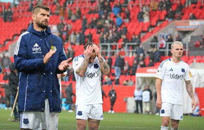 25 10 2025, xpfrx, Soccer 3 Liga, FC Ingolstadt 1 FC Saarbrücken v l Kai Brünker, Calogero Rizzuto, Florian Pick Saarbrücken disappointed about the defeat after the final whistle DFL DFB REGULATIONS PROHIBIT ANY USE OF PHOTOGRAPHS as IMAGE SEQUENCES and or QUASI VIDEO Ingolstadt
