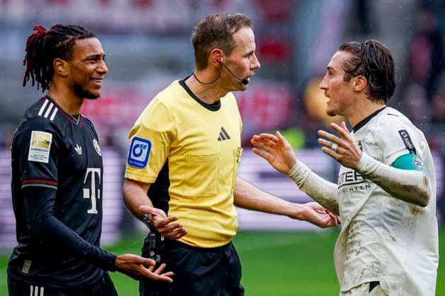 Michael Olise of FC Bayern München and Rocco Reitz of Borussia Mönchengladbach and referee Sascha Stegemann in discussion Borussia Mönchengladbach v FC Bayern München, Bundesliga, Borussia Mönchengladbach v FC Bayern München, Stadion im Borussia-Park, October 25, 2025, Mönchengladbach, Germany.