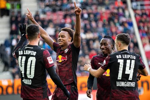 Goal for Leipzig 0 5 by Assan Ouedraogo RB Leipzig 20 cheers in the team Assan Ouedraogo RB Leipzig 20 runs to the fans GER, FC Augsburg vs RB Leipzig, 1 Bundesliga Soccer, Matchday 08, Season 2025 2026, 25 10 2025 DFB DFL REGULATIONS PROHIBIT ANY USE OF PHOTOGRAPHS AS IMAGE SEQUENCES AND OR QUASI VIDEO GER, FC Augsburg vs RB Leipzig, 1 Bundesliga Football, Matchday 08, Season 2025 2026, 25 10 2025 Augsburg Copyright: xEibner-Pressefoto RogerxBuerkex EP_RBE