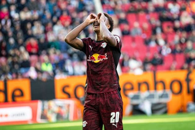 Goal for Leipzig 0 5 by Assan Ouedraogo RB Leipzig 20 cheers in the team Assan Ouedraogo RB Leipzig 20 runs to the fans with binoculars gesture to the fan block GER, FC Augsburg vs RB Leipzig, 1 Bundesliga Soccer, 08 Matchday, Season 2025 2026, 25 10 2025 DFB DFL REGULATES PROHIBIT ANY USE OF PHOTOGRAPHS AS IMAGE SEQUENCES AND OR QUASI VIDEO GER, FC Augsburg vs RB Leipzig, 1 Bundesliga Soccer, 08 Matchday, Season 2025 2026, 25 10 2025 Augsburg Copyright: xEibner-Pressefoto RogerxBuerkex EP_RBE