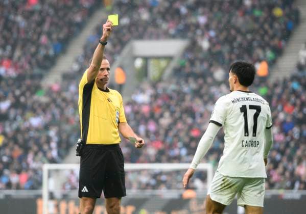 v l Referee Sascha Stegemann shows Jens Castrop Bor Mönchengladbach , the yellow card, after VAR use then the red card Soccer 1 Bundesliga, 8 Matchday, Borussia Moenchengladbach Bayern Muenchen, on 25 10 2025 in Moenchengladbach Germany DFL regulations prohibit any use of photographs as image sequences and or quasi video Â