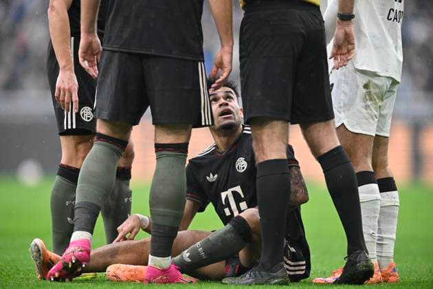 Luis Diaz Bayern Munich on the ground after a foul, injury, red card Soccer 1 Bundesliga, Matchday 8, Borussia Moenchengladbach Bayern Muenchen, on 25 10 2025 in Moenchengladbach Germany DFL regulations prohibit any use of photographs as image sequences and or quasi video Â