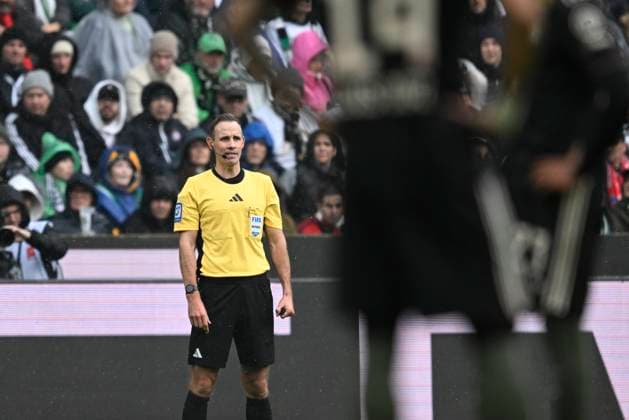 v l Referee Sascha Stegemann explains his decision in the stadium, Red card Football 1 Bundesliga, Matchday 8, Borussia Moenchengladbach Bayern Muenchen, on 25 10 2025 in Moenchengladbach Germany DFL regulations prohibit any use of photographs as image sequences and or quasi video Â
