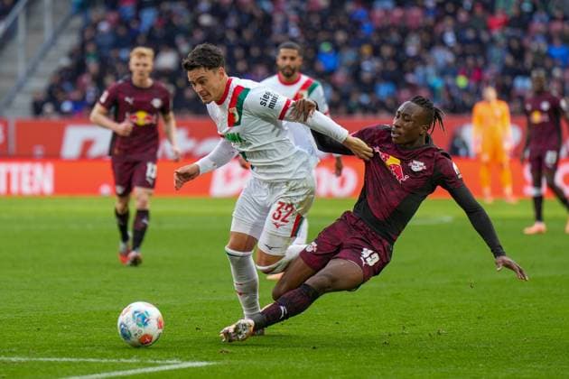 l r in duel, action, with Fabian Rieder 32 FC Augsburg , Yan Diomande 49 RB Leipzig , FC Augsburg vs RB Leipzig, Football, 1 Bundesliga, 8 Matchday, 25 10 2025 DFB regulations prohibit any use of photographs as image sequences and or quasi video Augsburg Bayern Germany Copyright: xkolbert-press MarcxMarasescux