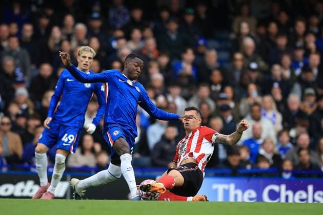 Chelsea v Sunderland Premier League 25 10 2025. Sunderland Midfielder Granit Xhaka (34) Battles for the ball with Chelsea Midfielder MoisÃ s Caicedo (25) during the Premier League match between Chelsea and Sunderland at Stamford Bridge, London, England on 25 October 2025. London Stamford Bridge Greater London England Editorial use only DataCo restrictions apply See www.football-dataco.com , Copyright: xChrisxFoxwellx PSI-23106-0020