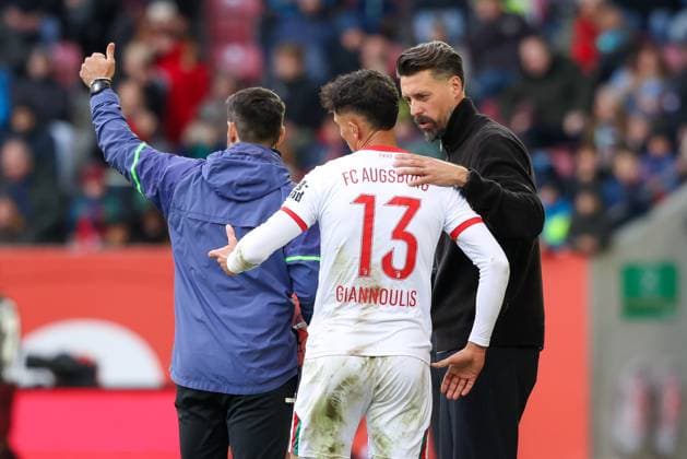 Dimitrios Giannoulis 13 FC Augsburg and head coach Sandro Wagner FC Augsburg at his replacement, FC Augsburg vs RB Leipzig, Football, 1 Bundesliga, 8 Matchday, 25 10 2025 DFB regulations prohibit any use of photographs as image sequences and or quasi video Augsburg Bayern Germany Copyright: xkolbert-press ChristianxKolbertx