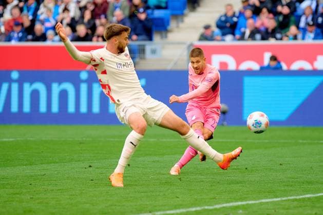 1.?? Fussball Bundesliga: TSG Hoffenheim vs. 1. FC Heidenheim; 25.10.2025 Andrej Kramaric (27; TSG Hoffenheim) schießt auf das Tor zum 3:0, während Julian Niehues (16; 1. FC Heidenheim 1846) verteidigt 1. Bundesliga: TSG Hoffenheim gegen 1. FC Heidenheim am 25.10.2025 in der PreZero Arena in Sinsheim. DFL REGULATIONS PROHIBIT ANY USE OF PHOTOGRAPHS AS IMAGE SEQUENCES AND OR QUASI-VIDEO. 1. Bundesliga: TSG Hoffenheim gegen 1. FC Heidenheim am 25.10.2025 in der PreZero Arena in Sinsheim. DFL REGULATIONS PROHIBIT ANY USE OF PHOTOGRAPHS AS IMAGE SEQUENCES AND OR QUASI-VIDEO. Copyright: xBEAUTIFULxSPORTS Gelhardtx