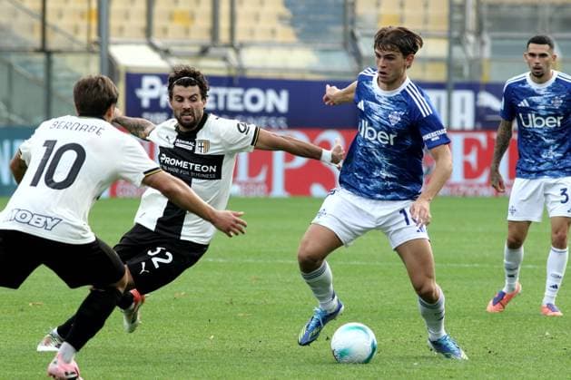 Foto IPP Albano Angilletta Parma 25 10 2025 Calcio Campionato di serie A 2025 2026 Parma - Como nella foto: Nico Paz e Adrian Bernabe Garcia Italy Photo Press World Copyright italy ITALY  Copyright: xR4924_italyphotopressx