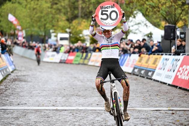Dutch Fem Van Empel celebrates as she crosses the finish line to win the elite women s race of the Exact Cross, stage 3 (out of 7) in the Exact Cross cyclocross competition, in Heerde, on Saturday 25 October 2025. DAVIDxPINTENS  x137915804x