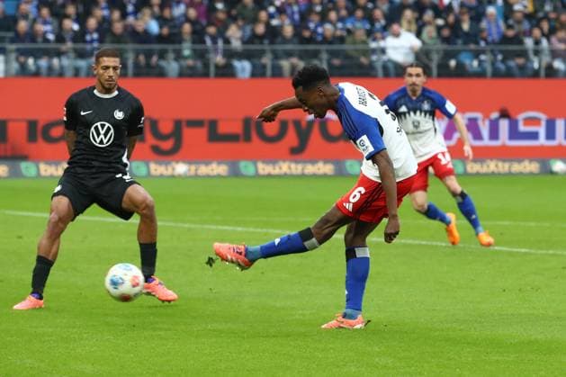 25 10 2025, xtgx, Soccer 1 Bundesliga, Hamburger SV VfL Wolfsburg emspor, v l Albert Sambi Lokonga HSV, 6 shot on goal, shoots the ball on goal, shot DFL DFB REGULATIONS PROHIBIT ANY USE OF PHOTOGRAPHS as IMAGE SEQUENCES and or QUASI VIDEO Hamburg