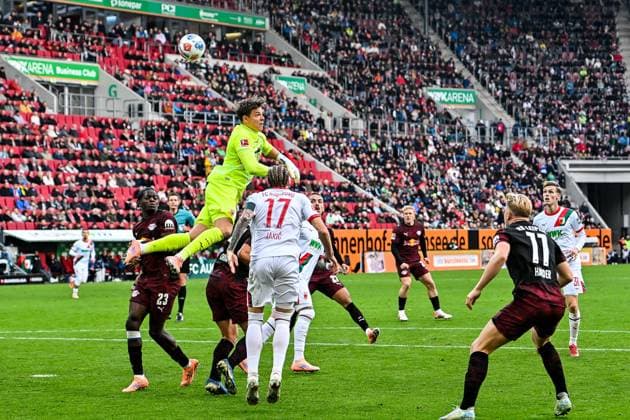 GER, 1 FBL, FC Augsburg vs RB Leipzig 25 10 2025, WWK Arena, Augsburg, GER, 1 FBL, FC Augsburg vs RB Leipzig, in the picture Finn Dahmen FC Augsburg, 1 misses a cross in front of goal for 0 6 nordphotoxGmbHx xHafner nph00200