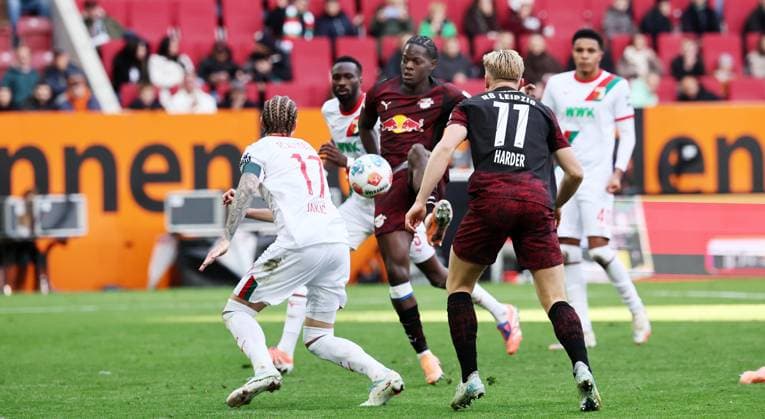 Augsburg RB Leipzig Bundesliga Augsburg, 25 10 2025, WWK Arena, Fußball, 1 Bundesliga, 8 Spieltag , FC Augsburg vs RB Leipzig , Im Bild Tor für RB Leipzig Castello Lukeba 23, RB Leipzig trifft zum 0 6 , Nur zur redaktionellen Nutzung Only editorial use , DFL DFB regulations prohibit any use of photographs as image sequences and or quasi video ,