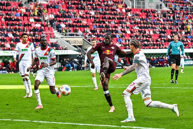 GER, 1 FBL, FC Augsburg vs RB Leipzig 25 10 2025, WWK Arena, Augsburg, GER, 1 FBL, FC Augsburg vs RB Leipzig, pictured Goal for 0 6 by Castello Lukeba RB Leipzig, 23 , Chrislain Matsima FC Augsburg, 5 , Kristijan Jakic FC Augsburg, 17 nordphotoxGmbHx xHafner nph00200