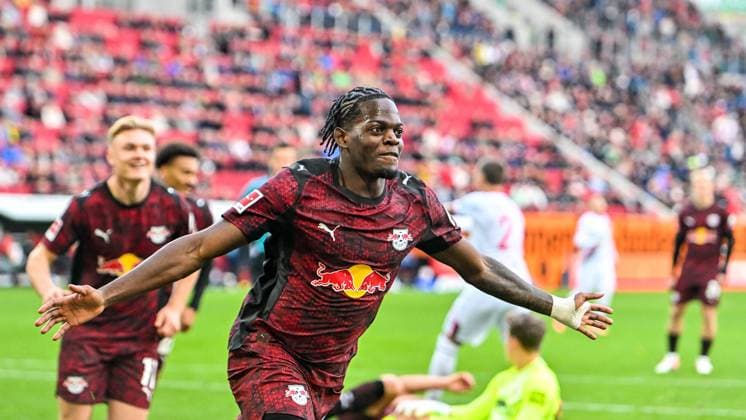 GER, 1 FBL, FC Augsburg vs RB Leipzig 25 10 2025, WWK Arena, Augsburg, GER, 1 FBL, FC Augsburg vs RB Leipzig, pictured celebrating after scoring 0 6, Castello Lukeba RB Leipzig, 23 nordphotoxGmbHx xHafner nph00200