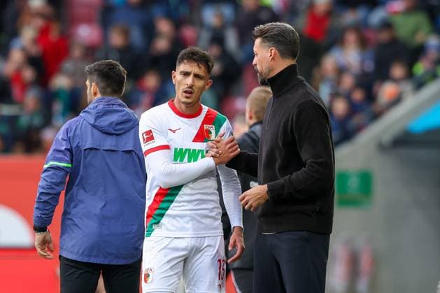 Dimitrios Giannoulis 13 FC Augsburg and head coach Sandro Wagner FC Augsburg at his replacement, FC Augsburg vs RB Leipzig, Football, 1 Bundesliga, 8 Matchday, 25 10 2025 DFB regulations prohibit any use of photographs as image sequences and or quasi video Augsburg Bayern Germany Copyright: xkolbert-press ChristianxKolbertx