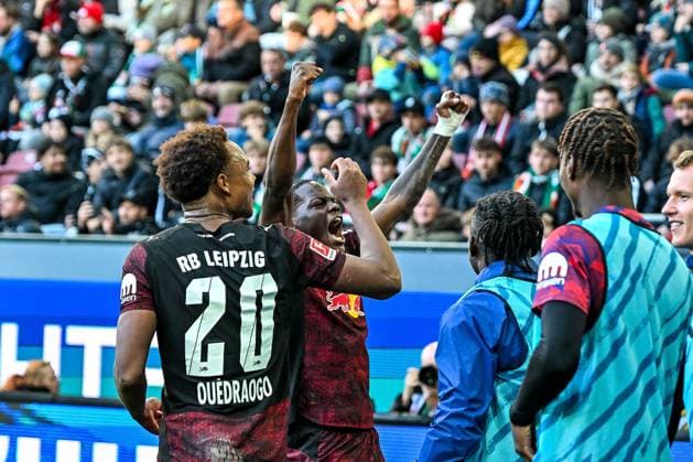 GER, 1 FBL, FC Augsburg vs RB Leipzig 25 10 2025, WWK Arena, Augsburg, GER, 1 FBL, FC Augsburg vs RB Leipzig, pictured celebrating after scoring 0 6, Assan Ouedraogo RB Leipzig, 20 , Castello Lukeba RB Leipzig, 23 nordphotoxGmbHx xHafner nph00200