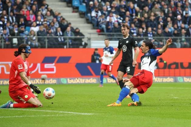 25 10 2025, xtgx, Soccer 1 Bundesliga, Hamburger SV VfL Wolfsburg emspor, v l Rayan Philippe HSV, 14 shot on goal, shoots the ball on goal, shot DFL DFB REGULATIONS PROHIBIT ANY USE OF PHOTOGRAPHS as IMAGE SEQUENCES and or QUASI VIDEO Hamburg