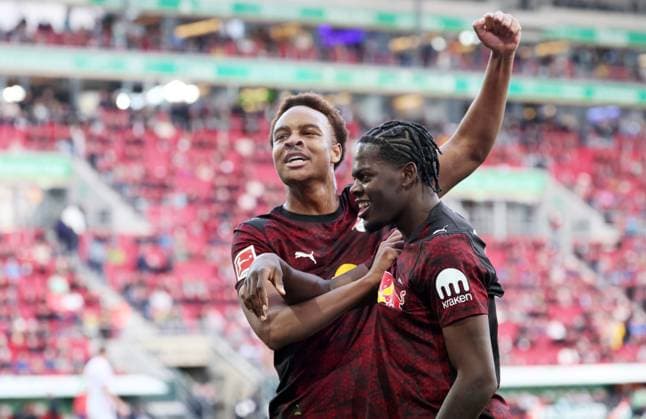 Augsburg RB Leipzig Bundesliga Augsburg, 25 10 2025, WWK Arena, Fußball, 1 Bundesliga, 8 Spieltag , FC Augsburg vs RB Leipzig , Im Bild Tor für RB Leipzig Castello Lukeba 23, RB Leipzig scores 0 6 und jubiliert mit den Teamkollegen , Nur zur redaktionellen Nutzung Only editorial use , DFL DFB regulations prohibit any use of photographs as image sequences and or quasi video ,
