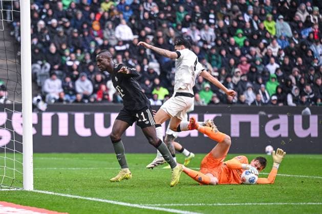25 10 2025, Soccer, 1 Bundesliga, 8 Matchday Season 2025 2026, Borussia Mönchengladbach FC Bayern München, Goalkeeper Moritz Nicolas Borussia Mönchengladbach , Nicolas Jackson FC Bayern München , Kevin Diks Borussia Mönchengladbach xRHR PHOTO TKx Copyright: RHR-FOTOx RHR-FOTO TK