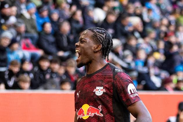 Goal for Leipzig 0 6 by Castello Jr Lukeba RB Leipzig 23 cheers in the team Castello Jr Lukeba RB Leipzig 23 dances to the fans With victory cry GER, FC Augsburg vs RB Leipzig, 1 Bundesliga Soccer, 08 Matchday, Season 2025 2026, 25 10 2025 DFB DFL REGULATES PROHIBIT ANY USE OF PHOTOGRAPHS AS IMAGE SEQUENCES AND OR QUASI VIDEO GER, FC Augsburg vs RB Leipzig, 1 Bundesliga Soccer, 08 Matchday, Season 2025 2026, 25 10 2025 Augsburg Copyright: xEibner-Pressefoto RogerxBuerkex EP_RBE