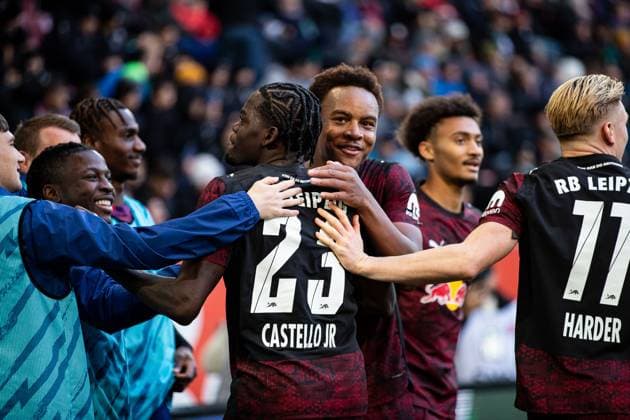 Goal for Leipzig 0 6 by Castello Jr Lukeba RB Leipzig 23 Cheers in the team Assan Ouedraogo RB Leipzig 20 GER, FC Augsburg vs RB Leipzig, 1 Bundesliga Soccer, Matchday 08, Season 2025 2026, 25 10 2025 DFB DFL REGULATIONS PROHIBIT ANY USE OF PHOTOGRAPHS AS IMAGE SEQUENCES AND OR QUASI VIDEO GER, FC Augsburg vs RB Leipzig, 1 Bundesliga Soccer, Matchday 08, Season 2025 2026, 25 10 2025 Augsburg Copyright: xEibner-Pressefoto RogerxBuerkex EP_RBE