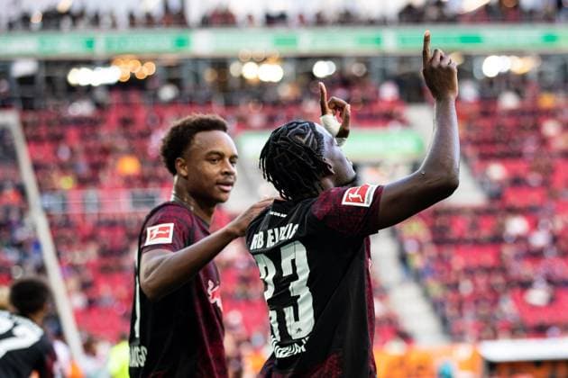 Goal for Leipzig 0 6 by Castello Jr Lukeba RB Leipzig 23 Cheering in the team With gestures to the sky GER, FC Augsburg vs RB Leipzig, 1 Bundesliga Football, Matchday 08, Season 2025 2026, 25 10 2025 DFB DFL REGULATIONS PROHIBIT ANY USE OF PHOTOGRAPHS AS IMAGE SEQUENCES AND OR QUASI VIDEO GER, FC Augsburg vs RB Leipzig, 1 Bundesliga Football, Matchday 08, Season 2025 2026, 25 10 2025 Augsburg Copyright: xEibner-Pressefoto RogerxBuerkex EP_RBE