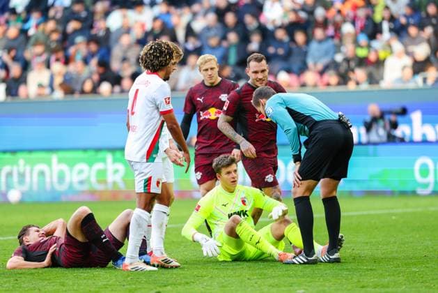 Daniel Siebert Referee inquires with Finn Dahmen 1, FC Augsburg , on the ground lies Willi Orban 4, RB Leipzig at the match between FC Augsburg v RB Leipzig, Football, Men, Bundesliga, 2025 2026, Matchday 8 on 25 10 2025 in Augsburg, WWK Arena DFL and DFB regulations prohibit any use of photographs as image sequences and or quasi video Bayern Germany