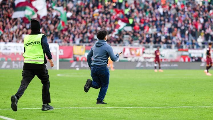 Small but fast, Flitzer beim Spiel zwischen FC Augsburg v RB Leipzig, Fußball, Herren, Bundesliga, 2025 2026, 8 Spieltag am 25 10 2025 in Augsburg, WWK Arena DFL and DFB regulations prohibit any use of photographs as image sequences and or quasi video Bayern Deutschland