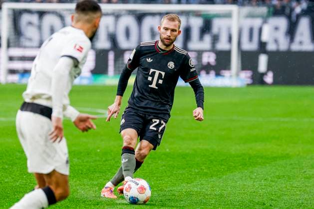 Konrad Laimer of FC Bayern München passes the ball Borussia Mönchengladbach v FC Bayern München, Bundesliga, Borussia Mönchengladbach v FC Bayern München, Stadion im Borussia-Park, October 25, 2025, Mönchengladbach, Germany.