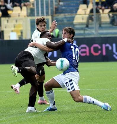 Foto IPP Albano Angilletta Parma 25 10 2025 Calcio Campionato di serie A 2025 2026 Parma - Como nella foto: Nico Paz e Mandela Keita Italy Photo Press World Copyright italy ITALY  Copyright: xR4924_italyphotopressx