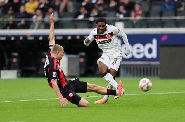 25 10 2025, Bundesliga, Eintracht Frankfurt FC St Pauli, v l , Rasmus Kristensen Eintracht Frankfurt , Oladapo Afolayan FC St Pauli DFL DFB REGULATIONS PROHIBIT ANY USE OF PHOTOGRAPHS AS IMAGE SEQUENCES AND OR QUASI VIDEO xdcx Copyright: HMBxMedia Claus