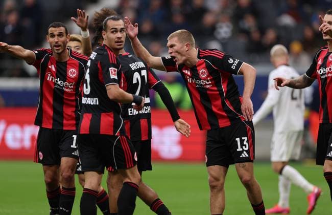 25 10 2025, Soccer Bundesliga, Eintracht Frankfurt FC St Pauli, v l , Rasmus Kristensen Eintracht Frankfurt gives instructions, gesticulates, gesticulate with arms gives instructions, gesticulate DFL DFB REGULATIONS PROHIBIT ANY USE OF PHOTOGRAPHS AS IMAGE SEQUENCES AND OR QUASI VIDEO xdcx Copyright: HMBxMedia Claus