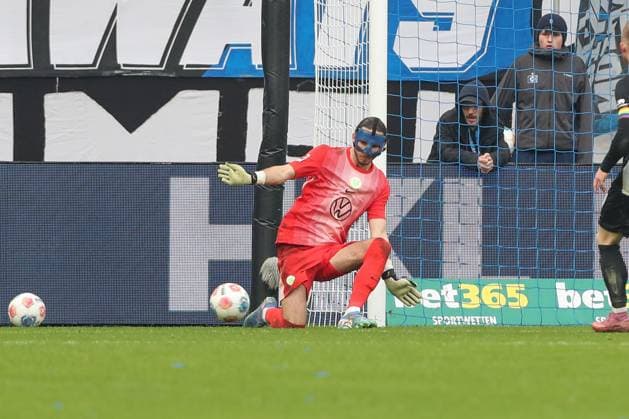 25 10 2025, xtgx, Soccer 1 Bundesliga, Hamburger SV VfL Wolfsburg emspor, v l Kamil Grabra Wolfsburg, 1 Parade, haelt den Ball, faengt den Ball, pariert DFL DFB REGULATIONS PROHIBIT ANY USE OF PHOTOGRAPHS as IMAGE SEQUENCES and or QUASI VIDEO Hamburg