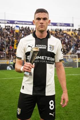Parma s Nahuel Estevez Panini Player of the match during the Serie A soccer match between Parma and Como at Ennio Tardini Stadium in Parma, North Italy, Saturday, October 25, 2025. Soccer  Copyright: xMassimoxPaolone LaPressex