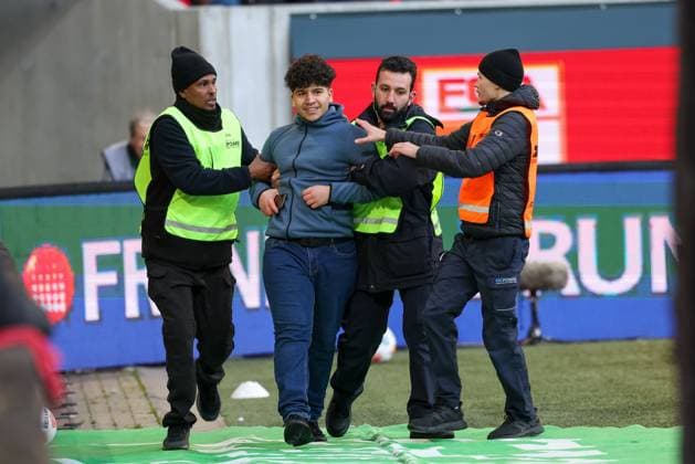 Flitzer, FC Augsburg vs RB Leipzig, Football, 1 Bundesliga, Matchday 8, 25 10 2025 DFB regulations prohibit any use of photographs as image sequences and or quasi video Augsburg Bayern Germany Copyright: xkolbert-press ChristianxKolbertx