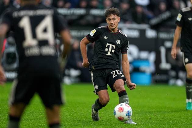 2025-10-25 Borussia Monchengladbach v FC Bayern Munchen - Bundesliga MOENCHENGLADBACH, GERMANY - OCTOBER 25: Tom Bischof of FC Bayern Munchen passes the ball during the Bundesliga match between Borussia Monchengladbach and FC Bayern Munchen at Borussia-Park on October 25, 2025 in Moenchengladbach, Germany. Moenchengladbach Borussia-Park Germany Content not available for redistribution in The Netherlands directly or indirectly through any third parties. Copyright: xJorisxVerwijstx