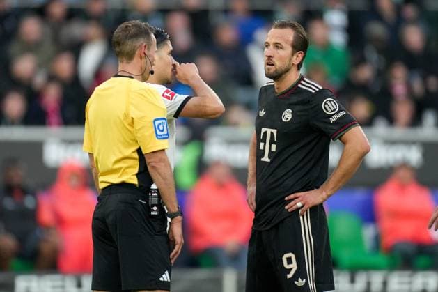 2025-10-25 Borussia Monchengladbach v FC Bayern Munchen - Bundesliga MOENCHENGLADBACH, GERMANY - OCTOBER 25: Referee Sascha Stegemann, Harry Kane of FC Bayern Munchen during the Bundesliga match between Borussia Monchengladbach and FC Bayern Munchen at Borussia-Park on October 25, 2025 in Moenchengladbach, Germany. Moenchengladbach Borussia-Park Germany Content not available for redistribution in The Netherlands directly or indirectly through any third parties. Copyright: xJorisxVerwijstx