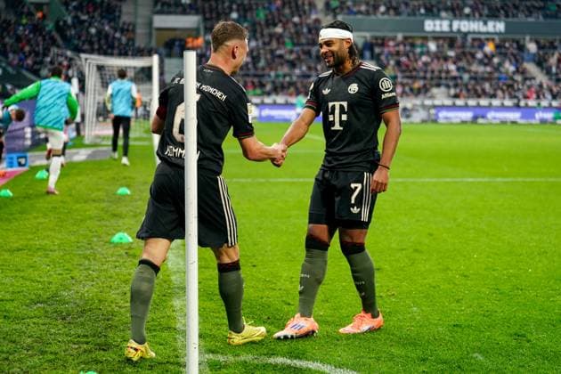 2025-10-25 Borussia Monchengladbach v FC Bayern Munchen - Bundesliga MOENCHENGLADBACH, GERMANY - OCTOBER 25: Joshua Kimmich of FC Bayern Munchen, Serge Gnabry of FC Bayern Munchen celebrates after scoring his teams first goal during the Bundesliga match between Borussia Monchengladbach and FC Bayern Munchen at Borussia-Park on October 25, 2025 in Moenchengladbach, Germany. Moenchengladbach Borussia-Park Germany Content not available for redistribution in The Netherlands directly or indirectly through any third parties. Copyright: xJorisxVerwijstx