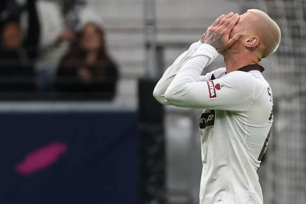 Soccer 1 Bundesliga Eintracht Frankfurt FC St Pauli on 25 10 2025 at Deutsche Bank Park in Frankfurt Louis Oppie St Pauli 23 dissatisfied, disappointed, disappointed, dejected MH