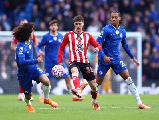 London, England, 25th October 2025. Trai Hume of Sunderland collects the ball between Marc Cucurella (l) and Joao Pedro of Chelsea (r) during the Chelsea vs Sunderland Premier League match at Stamford Bridge, London. Picture credit should read: Paul Terry Sportimage EDITORIAL USE ONLY. No use with unauthorised audio, video, data, fixture lists, club league logos or live services. Online in-match use limited to 120 images, no video emulation. No use in betting, games or single club league player publications. SPI_031_PT_Chelsea_Sunderland SPI-4235-0032