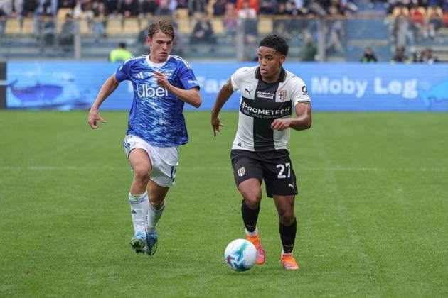 October 25, 2025, Parma, Italy: Parma™s Sascha Britschgi in action against Como™s Nico Paz during the italian soccer Serie A match between Parma Calcio vs Como 1907 on october 25, 2025 at the Stadio Ennio Tardini in Parma, Italy. ANSA Soccer: Serie A; Parma Vs Como  - ZUMAa110 20251025_zaf_a110_038 Copyright: xLorenzoxCattanix