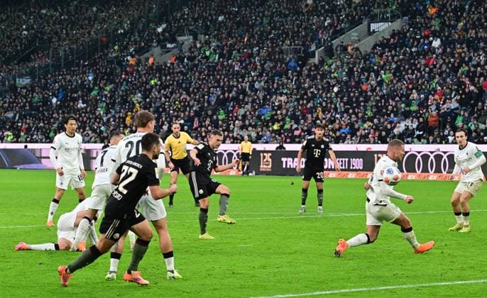 25 10 2025 Moenchengladbach Fußball, Herren, Saison 2025 2026, Borussia Moenchengladbach vs Bayern Muenchen Tor zum 0 1 Joshua Kimmich Bayern, Mitte zieht ab und trifft zum 0 1 DFL regulations prohibit any use of photographs as image sequences and or quasi video Borussia Park NRW Deutschland