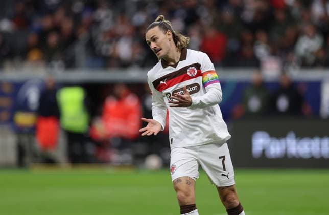 25 10 2025, Soccer Bundesliga, Eintracht Frankfurt FC St Pauli, v l , Jackson Irvine FC St Pauli enttaeuscht, enttaeuscht looking, dissapointed, traurig, frustiert, frust, gefrustet DFLB DFB REGULATIONS PROHIBIT ANY USE OF PHOTOGRAPHS AS IMAGE SEQUENCES AND OR QUASI VIDEO xdcx Copyright: HMBxMedia Claus